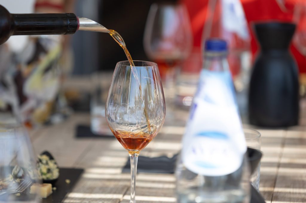 YPO Mayfair Santorini experience – luxury wine tasting by the sea, curated by DMC agency Feelosophy for incentive tourism and corporate trips in Greece.