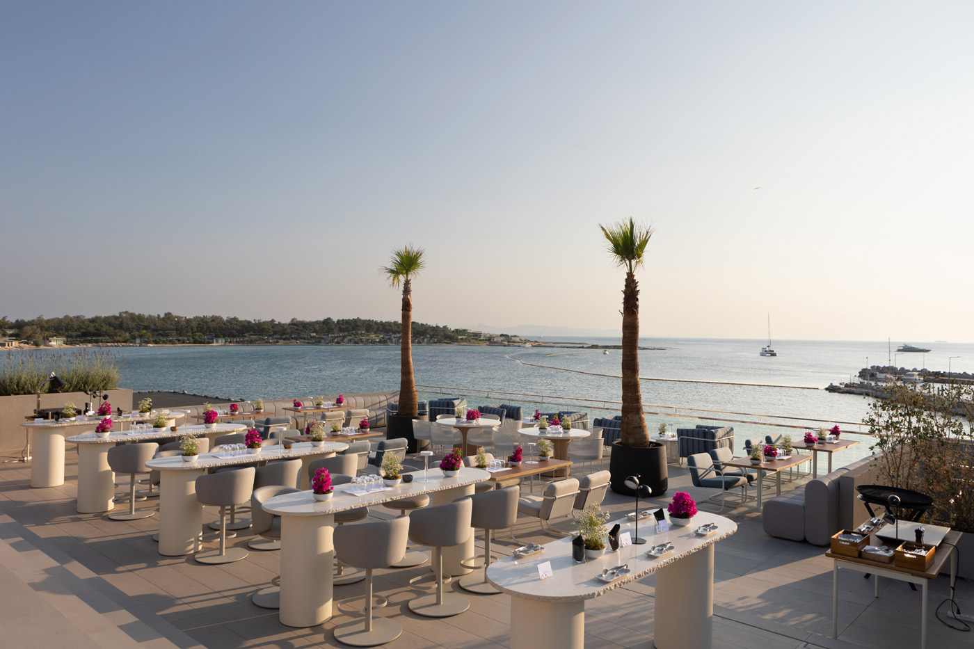YPO Mayfair farewell dinner on the Athenian Riviera – luxury seaside setup curated by DMC agency Feelosophy for incentive tourism and corporate events in Greece.